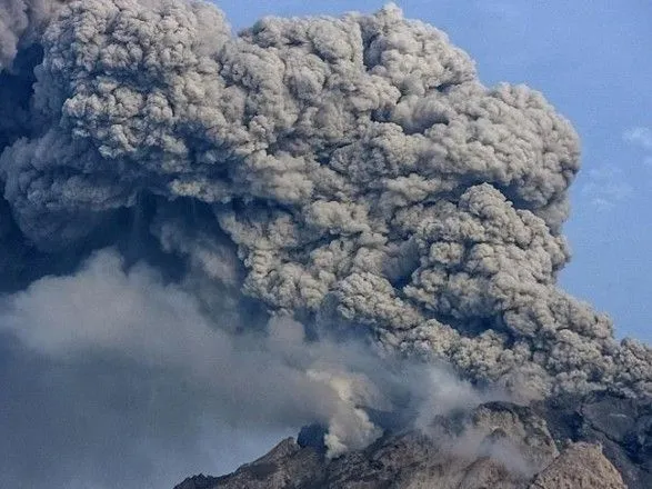 v-indoneziyi-prokinuvsya-vulkan
