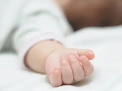 Найденный возле больницы в Николаевской области младенец умер
