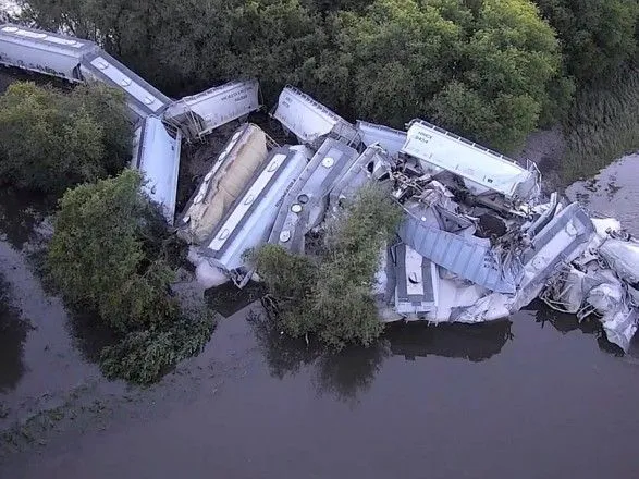 Грузовой поезд в США упал с моста в реку