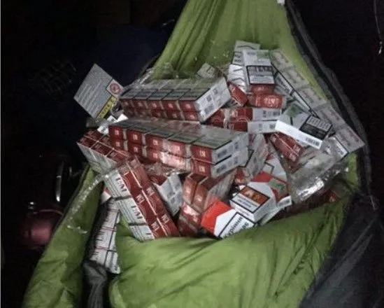 Сховав у спальний мішок: через кордон намагалися перевезти майже тисячу пачок цигарок