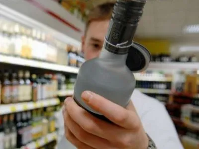 Штраф за продажу алкоголя и табака несовершеннолетним может вырасти до 30 тыс. грн - нардеп