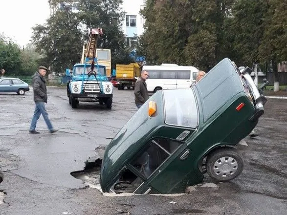 В райцентре в Киевской области автомобиль провалился под асфальт