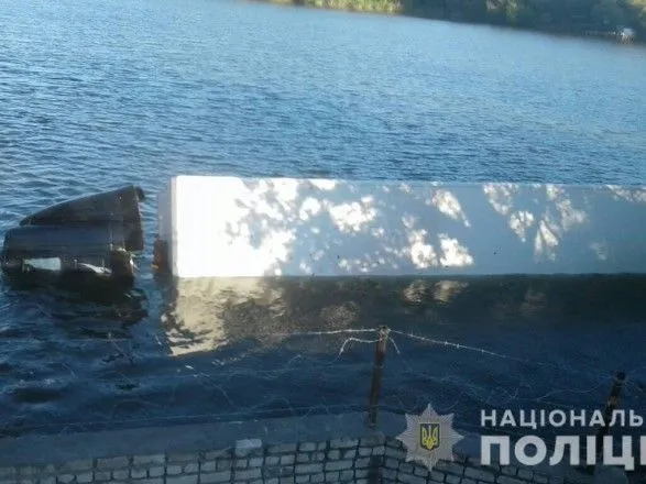 На Херсонщині водій втопив фуру з посилками
