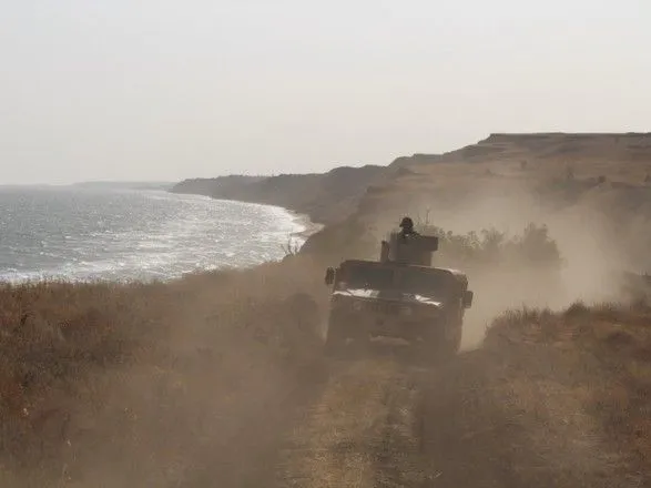 Пограничники провели боевые учения на побережье Азовского моря