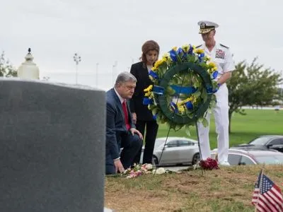 Президент України з дружиною вшанували пам’ять Джона Маккейна