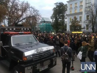 Молчание убивает: более ста активистов вышли на митинг на Банковую