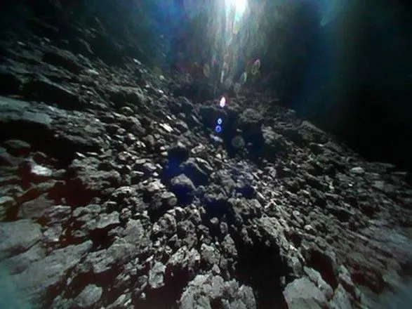 Японские роботы прислали потрясающие фото с поверхности астероида