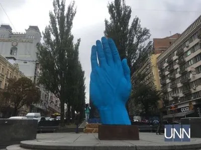 На колишньому постаменті Леніну встановили синю руку