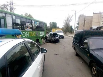 В Харькове легковушка врезалась в маршрутку с пассажирами