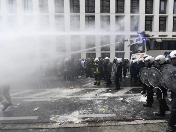 na-aktsiyi-protestu-u-bryusseli-stalisya-sutichki-z-politsiyeyu-u-khid-pishli-gaz-ta-vodometi
