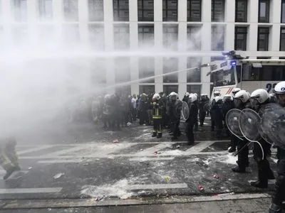 На акции протеста в Брюсселе произошли столкновения с полицией: в ход пошли газ и водометы