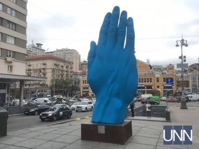 Рука гинеколога или героя "Аватара": что думают о новом арт-объекте в Киеве пользователи соцсетей