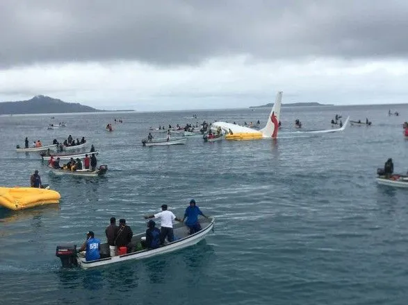 Самолет с 47 пассажирами на борту упал в лагуну в Тихом океане