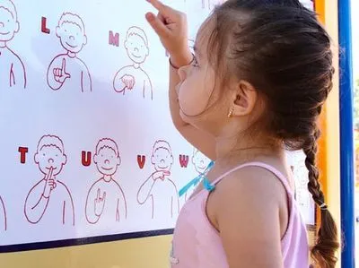 В украинских школах появится алфавит языка жестов
