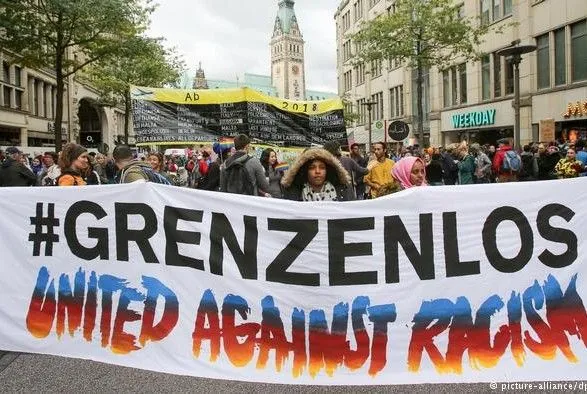 Около 14 тысяч человек приняли участие в демонстрации против расизма в Гамбурге