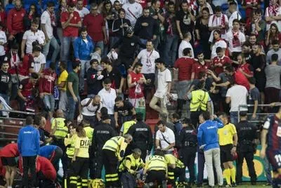 Кілька глядачів постраждали після падіння з трибуни на футбольному матчі в Іспанії