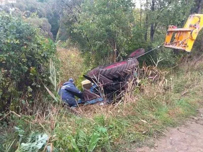 На Кіровоградщині перекинувся трактор: водій загинув