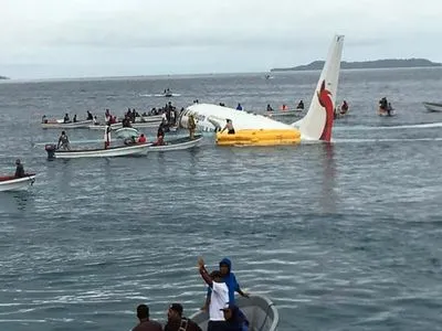 Авария самолета в Тихом океане: один пассажир пропал без вести