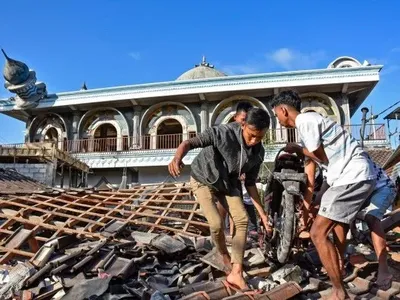 Число жертв землетрясений и цунами в Индонезии возросло