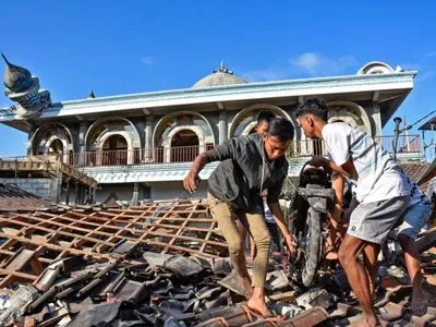 В Индонезии в результате землетрясения и цунами погибли не менее 30 человек