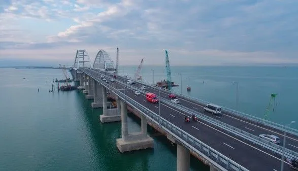 Мост через Керченский пролив открыли для грузового транспорта