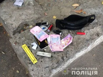 Злоумышленник, угрожая ножом заставил киевлянина снять деньги в банкомате