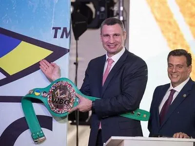 Президент WBC вручив Кличку новий пояс з українським прапором