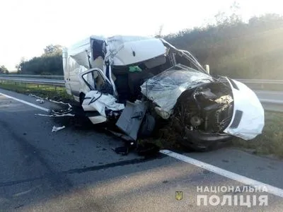 В Николаевской области микроавтобус врезался в грузовик: водитель в больнице