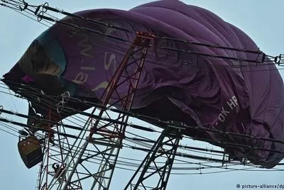 Воздушный шар с пассажирами врезался в линии электропередач в Германии