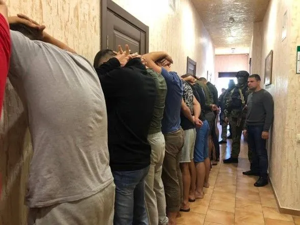 В одесском хостеле поселились 25 вооруженных мужчин