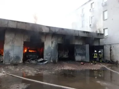 В Киеве на Отрадном горел ангар с автомобилями