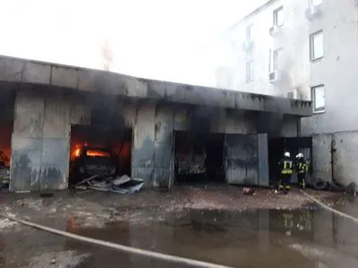 В Киеве на Отрадном горел ангар с автомобилями