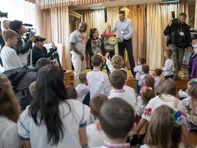 Кличко с известными боксерами посетил центр помощи детям "Город счастливых детей"
