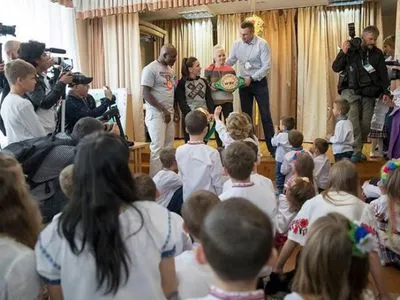 Кличко разом з Льюісом і Холіфілдом завітав до дитячого центру "Місто щасливих дітей"