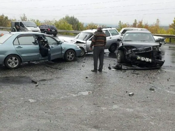 В Харькове столкнулись три автомобиля: есть пострадавшие