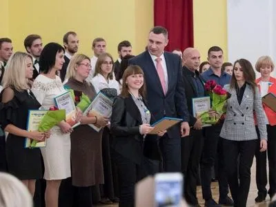 Виталий Кличко наградил лучших педагогов столицы