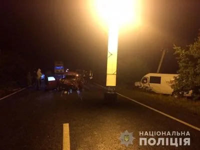 На Буковине не разминулись легковушка и микроавтобус: есть погибший
