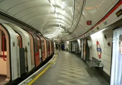 Чоловік з ножем напав на пасажирів лондонського метро