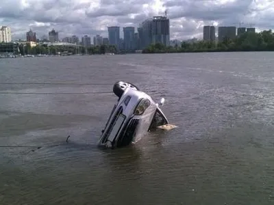 В Киеве в Днепре затонул автомобиль вместе с водителем