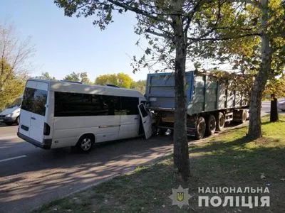 У Миколаєві маршрутка з пасажирами врізалася у вантажівку