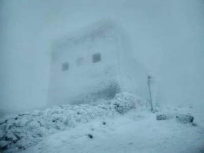 На высокогорье Карпат выпало до полуметра снега