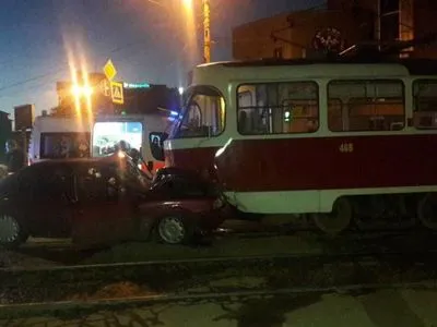 В Харькове столкнулись трамвай и легковушка: есть пострадавшие