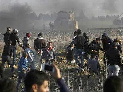 ЗМІ: понад 350 палестинців постраждали в сутичках на кордоні Гази, є загиблі