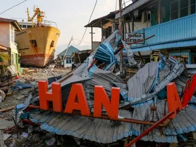 ЗМІ опублікували фото масштабних руйнувань після землетрусу та виверження вулкану в Індонезії