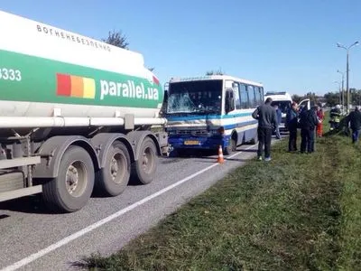 На Дніпропетровщині автобус із пасажирами врізався у бензовоз: восьмеро постраждалих