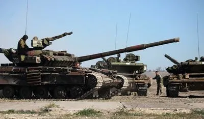 Окупанти на Донбасі висунули за лінії відведення 180 танків - СЦКК