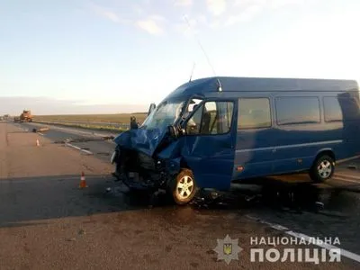 ДТП з підйомним краном на Миколаївщині: водія мікроавтобуса затримали