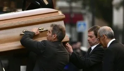 Азнавура поховали у родинній усипальниці неподалік від Парижа