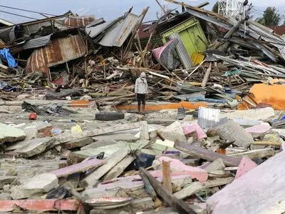 Число жертв землетрясения в Индонезии превысило 1600 человек, в местном аэропорту паника