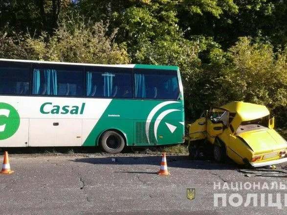 В Харьковской области "ВАЗ" протаранил рейсовый автобус: есть жертва